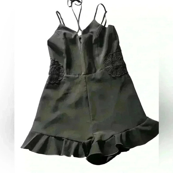 Black Romper Embroidered floral design , ruffle hem, zip up adjustable straps - Picture 4 of 13